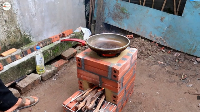 用砖头砌一个小柴火灶炒菜烧水都可以