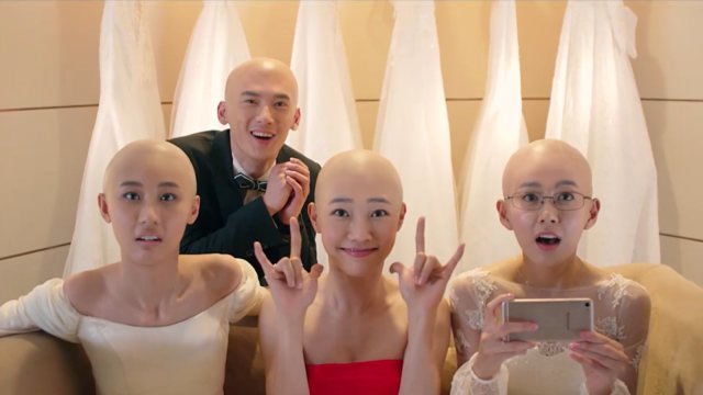 三皮混剪滚蛋吧肿瘤君女子因病剪发闺蜜们集体陪着