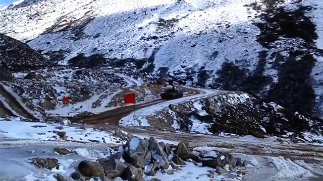 中印边境!拉达克的冬天大雪封山,汽车行驶在路上白茫茫一片