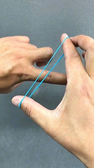 橡皮筋穿越手指,这招练了三年终于学会,原来这么简单