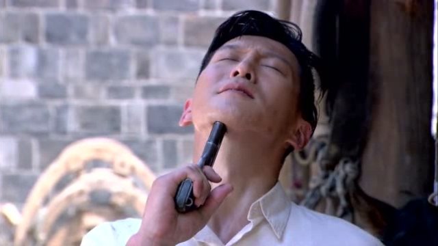 戴慧平面色悲痛举起手枪对准自己的下巴扣动扳机,谁料