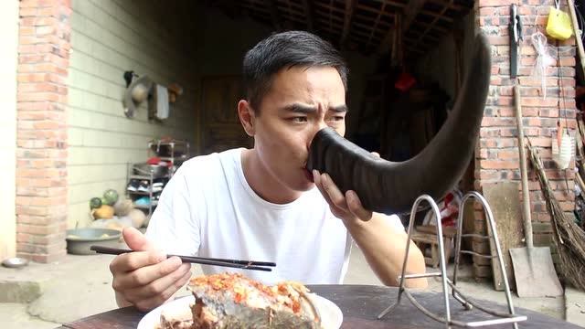 歪厨子做竹筒乌鱼头,汤汁喝着味道形容不出来