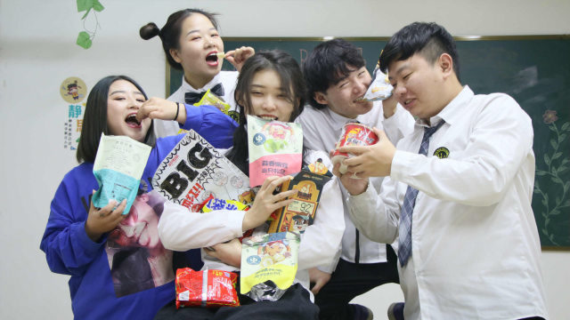 学生在教室卖零食被老师没收,没想老师自己偷偷吃了起来,太逗了