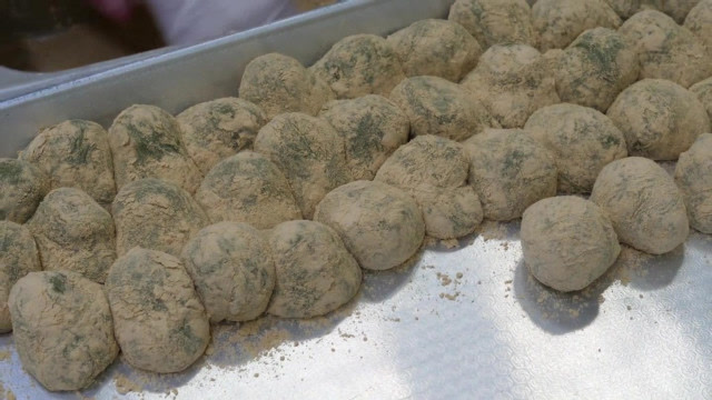 韩国街头小吃 各种口味的糯米糕 松松软软的特别好吃