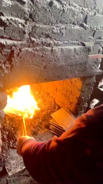 机械牛人打铁这熟练的淬火技术看起来真舒服