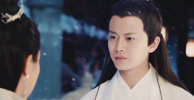 任嘉伦白衣古装配上白月光有种惊艳带有淡淡忧伤的感觉