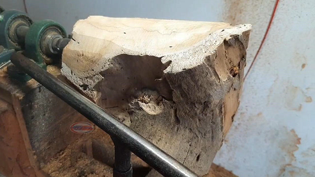 一块破木头,车床上加工一下,就能当工艺品卖了