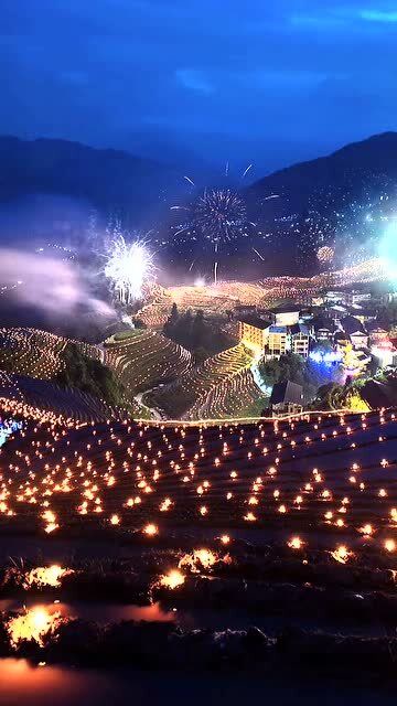 桂林龙脊平安寨梯田梳秧节灯光秀,太美了