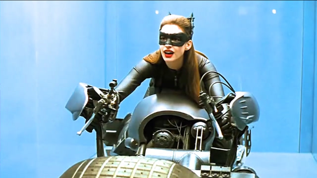 猫女骑上蝙蝠侠摩托那一刻真是太酷了,这样的女人真是爱了
