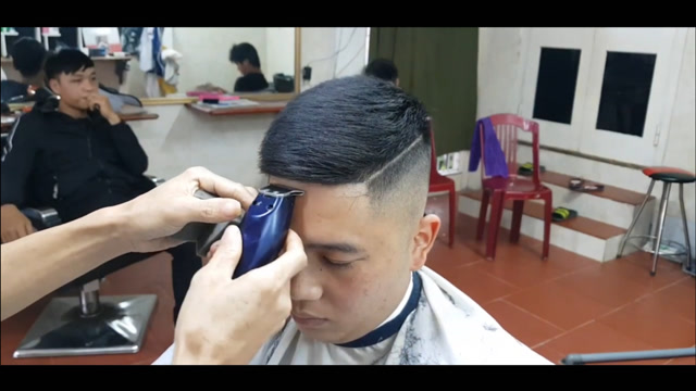 理发店里,男发开边发型如何准确快速剪发,理发师学习