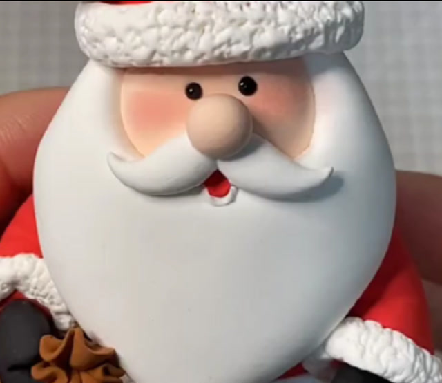 超轻粘土捏了个圣诞老人,简直太萌了,孩子肯定很喜欢!