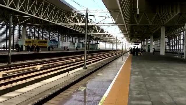 高铁缓缓驶入余杭站,极其少见的2b!