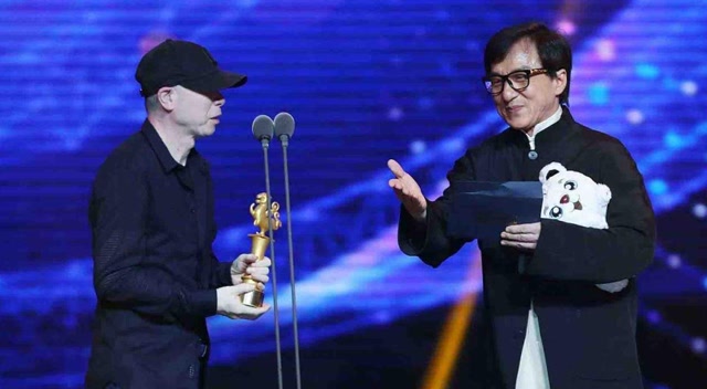 成龙与冯小刚原来是对欢喜冤家!看颁奖典礼上两人的搞笑互动!