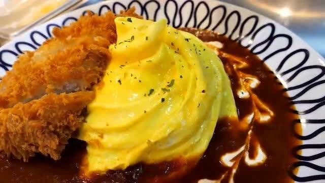 韩式旋风蛋包饭,搭配上酥脆可口的炸猪排,有人喜欢这种半生不熟的鸡蛋
