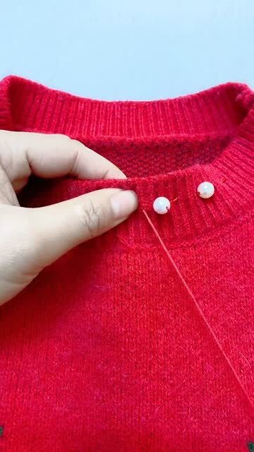 衣服领口还能这样改,缝几颗小珍珠更洋气了呢