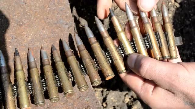 挖土党在二战遗迹找到的不可散式机枪弹链,感觉像上周刚埋进去的