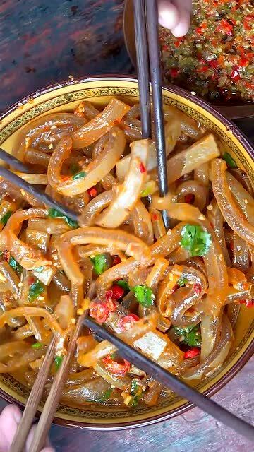 麻辣凉拌牛皮,软糯爽滑,又有弹性,入口绵柔,再来点辣椒酱,非常爽口