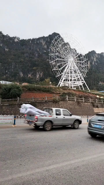 文山西华公园这里正在建设一个游乐场,看看这摩天轮
