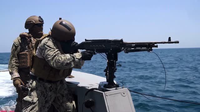 美国海军在阿拉伯湾进行射击演习,见马克六号巡逻艇