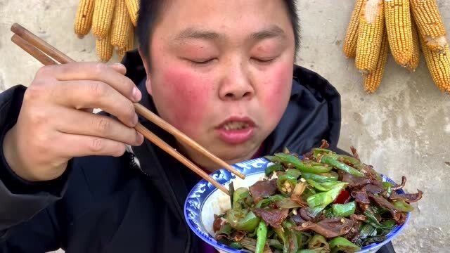 鸭杂爆炒螺丝盖浇饭,西娃子最喜欢这样吃,看着就很过瘾