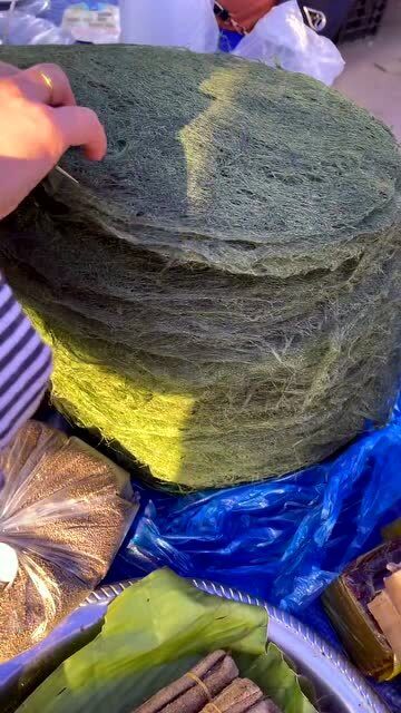 傣族美食炭烤青苔,吃起来跟海苔一样,营养价值很高!