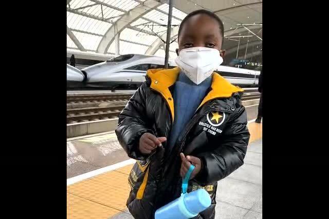 黑蛋太可爱了,要坐飞机回非洲了,跟老铁们再见