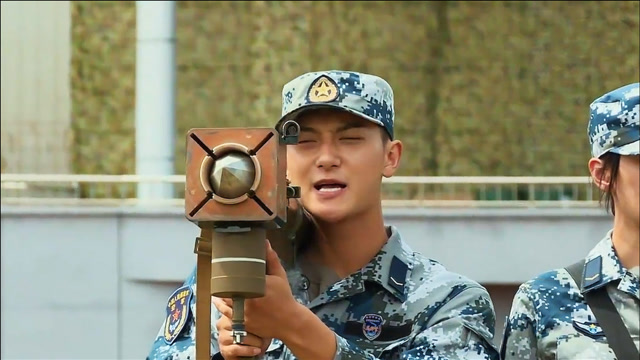 黄子韬扛着火箭炮,激动得手抖,场面太搞笑了!