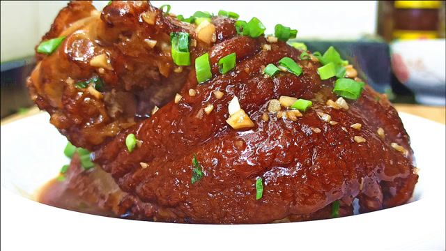 "虎皮肘子"这么做出来吃口感软糯,肥腻不腻,年夜饭做来吃不错