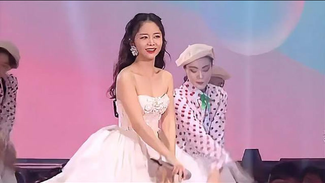 火爆全网的"螃蟹舞",谭松韵跳一下就引起轰动,看一遍就上头!