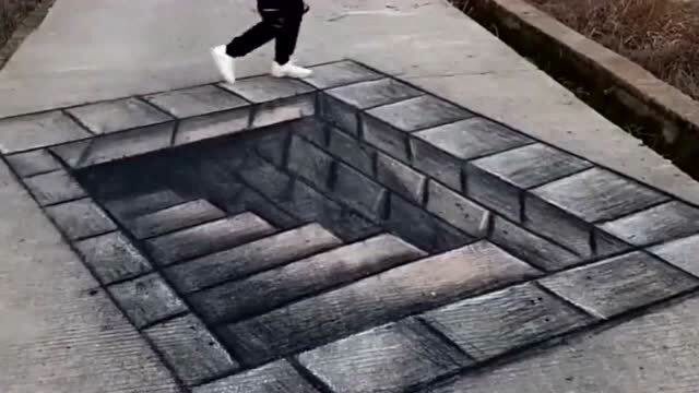 小伙在马路上画3d立体画,很难分辨真假,路人见了都要绕着走!