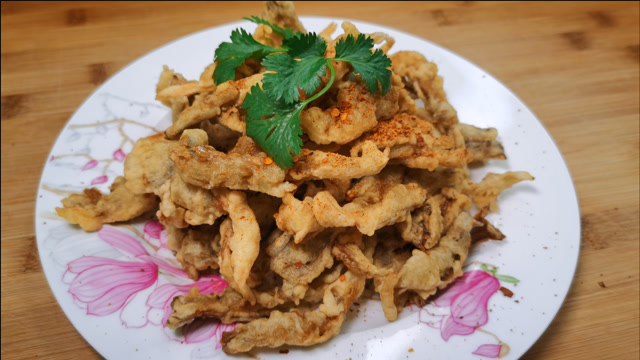 外酥里嫩的干炸平菇,味道比小酥肉还好吃,椒香酥脆,越嚼越香