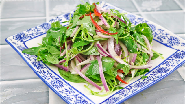 大厨教你春季最火时令菜,洋葱拌荆芥,简单爽口又开胃,下酒必备