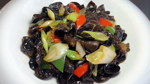 厨师长教你大葱炒木耳的家常做法,步骤详细,葱香浓郁下酒又下饭