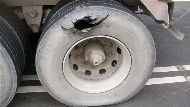 大车轮胎爆了,看看威力有多大