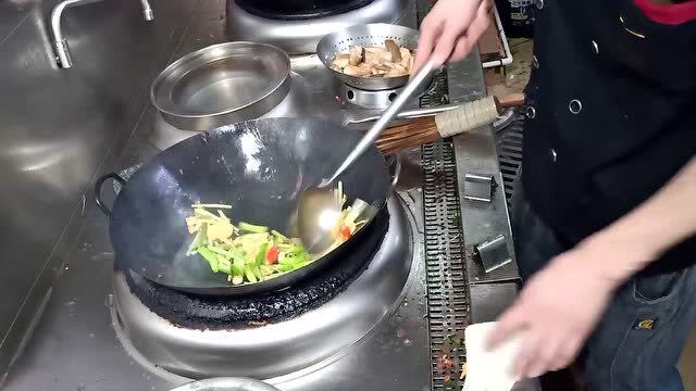 这是我见到第一个用铲子炒菜的大厨,动作潇洒流利,月薪上万吧?