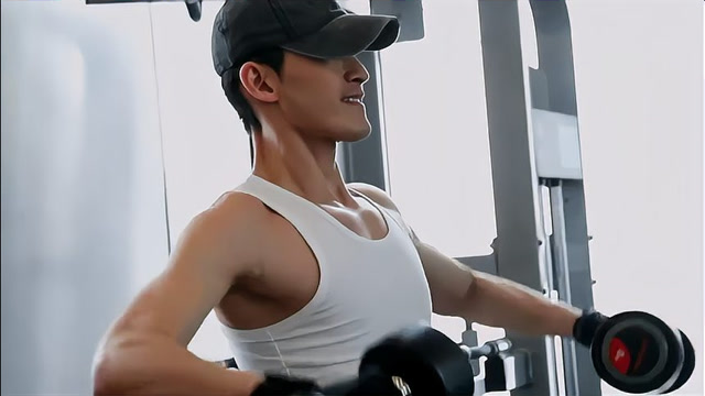 张翰真是穿衣显瘦脱衣有肉,这满身的肌肉,看呆王玥跟张安