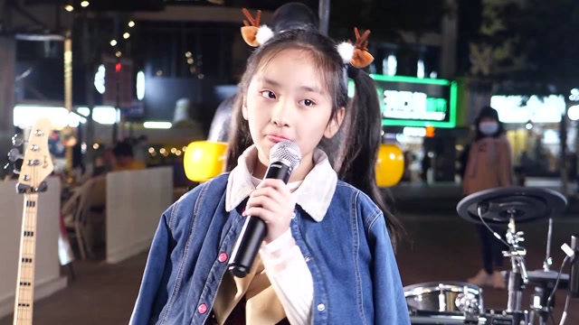 小子怡现场翻唱一首枕边童话动人的旋律仿佛来到童话世界