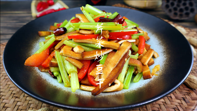 家常小炒,芹菜炒香干,芹菜脆嫩,豆干清香美味.