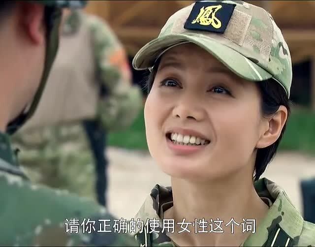 八年男兵看不起女教官,不料下秒就被暴揍,这就是欺负女人的下场,下次