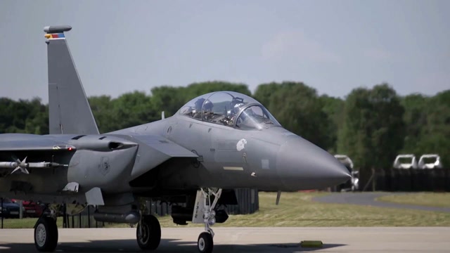 f15e"攻击鹰"战斗机起飞