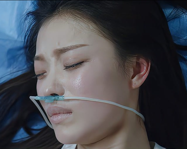 28岁未成年女郎抢救成功躺床上直接哭了这是咋回事儿啊