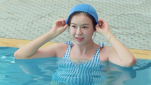 李艾挺着大肚子穿蓝色泳装秀身材太美了应采儿羡慕坏了