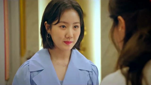 顶楼3:珍妮偷偷拿食物给孤儿露娜,结果被妈妈发现了,没想到妈妈反映却