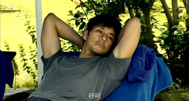 当女人沉睡时:帮女友擦防晒霜,全程却看着别的女人