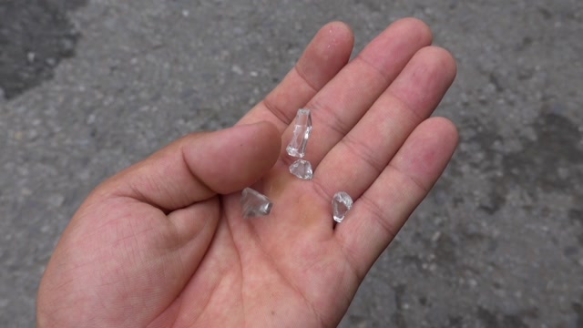 小伙儿车停路边被人使坏,轮胎下面全是玻璃渣子,究竟是谁这么狠