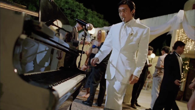 弹钢琴的男人真帅,星爷当众弹唱张学友的歌,大群美女投来爱慕眼光