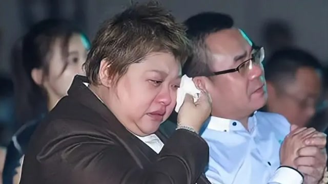 万万没想到!流浪歌手竟把汪峰的歌唱成这样,韩红听完哭成泪人