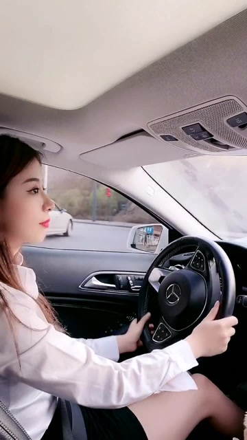 美女开车,有点害怕,你要不要上车?