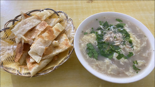 早餐来一碗老母鸡汤配上葱油饼 6元吃饱,营养又健康!