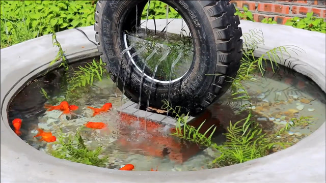 农村大叔用轮胎修建一个鱼池,看完忍不住竖起大拇指,真有创意!